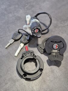 CONTACTSLOT / TANKDOP SET INCL 2X SLEUTEL FANTIC 50cc
